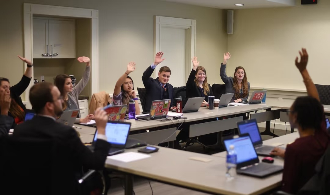 你的申请材料，招生官到底怎么看？揭秘加拿大大学录取审核全流程(图2)